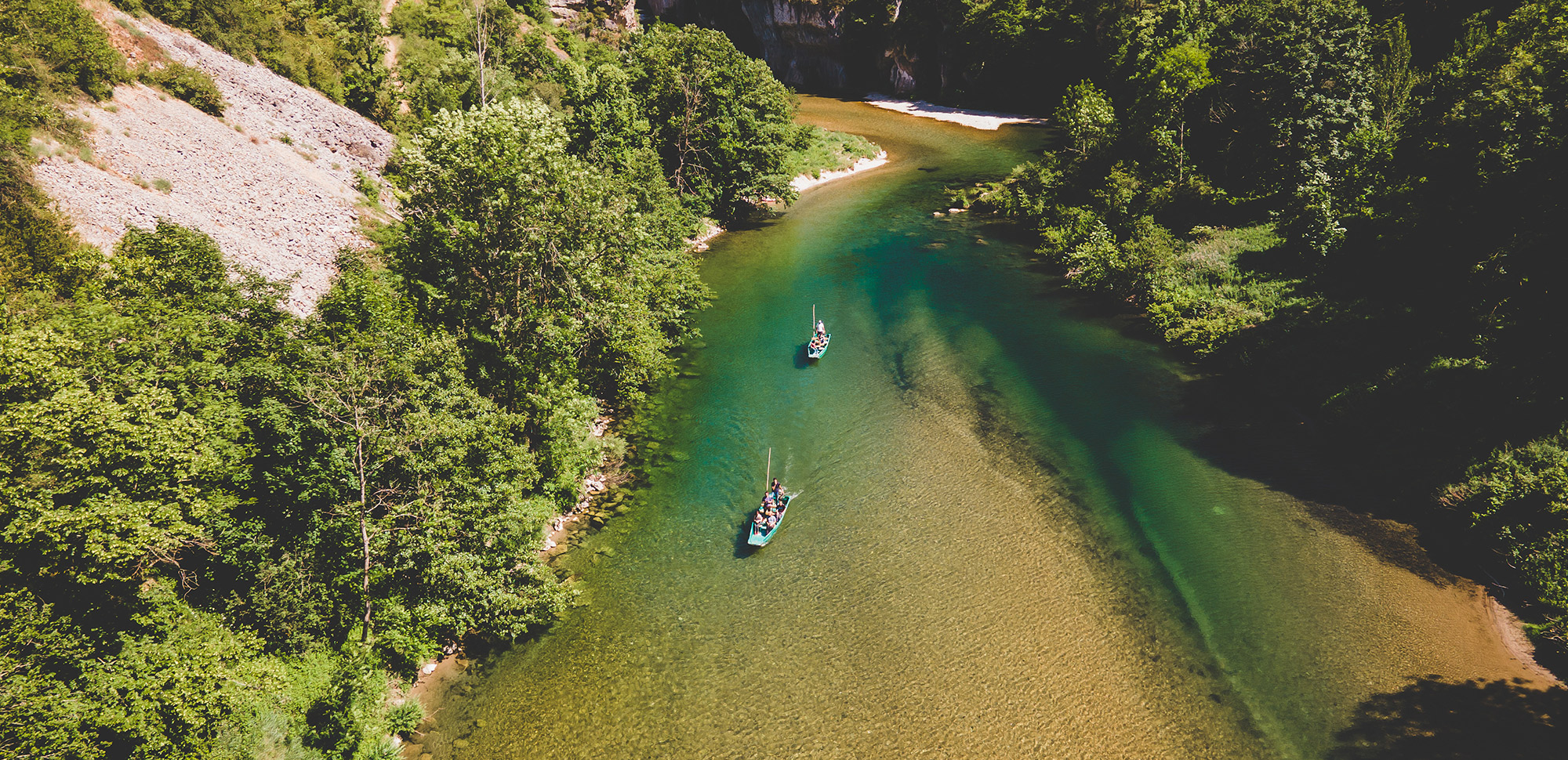 Descente en barque dans les Gorges du Tarn © 2bags2guys